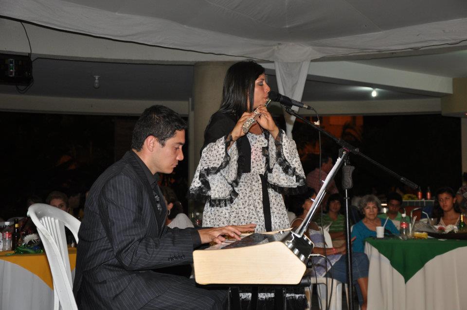 Orquesta en escenario 8